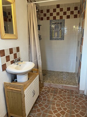 Bathroom - Independent studio for 2 people with swimming pool. (Carpentras)