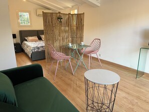 1 bedroom, free WiFi, bed sheets - Independent studio for 2 people with swimming pool. (Carpentras)