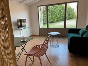 TV - Independent studio for 2 people with swimming pool. (Carpentras)