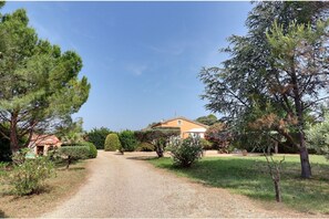 Property grounds - Independent studio for 2 people with swimming pool. (Carpentras)