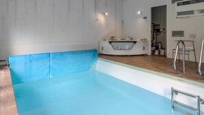 A swimming pool with a blue edge, a spa tub, and a ladder. - Stunning home in Knebel (Knebel)