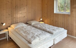 Travel cot, free WiFi - Beautiful home in Hadsund with WiFi (Hadsund)