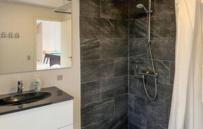 Shower - Beautiful home in Hadsund with WiFi (Hadsund)