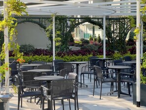 Outdoor dining - Apartment 2+1 Qoople Excellence B55 designer duplex by the sea (Alanya)