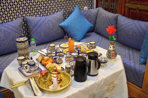 فطور كامل يوميًا بتكلفة قدرها (15 EUR للشخص)