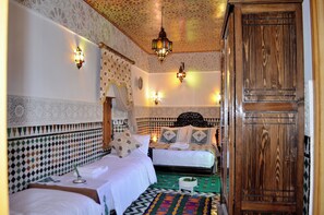 Chambre Quadruple, vue montagne | Coffres-forts dans les chambres, rideaux occultants