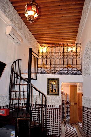 Suite Luxe, vue parc | Coffres-forts dans les chambres, rideaux occultants