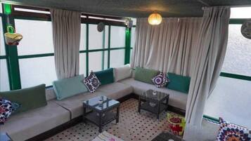 Fachada da propriedade à noite