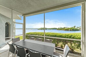 Outdoor dining - Turtle Cove, Luxury Sea Front Family Escape (George Town)