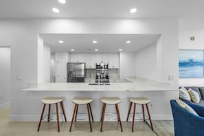 Private kitchen - Turtle Cove, Luxury Sea Front Family Escape (George Town)