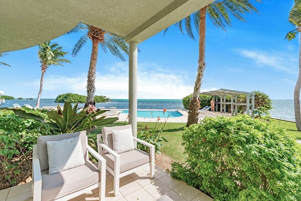 Property grounds - Turtle Cove, Luxury Sea Front Family Escape (George Town)