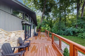 Terrace/patio - Charming Cabin, Sleeps 10, Hot Tub, Fireplace (Sevierville)