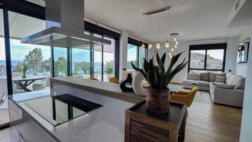 Sea Front Luxury Penthouse | Cucina privata | Frigorifero con congelatore, microonde, piano cottura, lavastoviglie