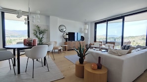 Sun & Beach Penthouse | Oppholdsområde | Flatskjerm-TV