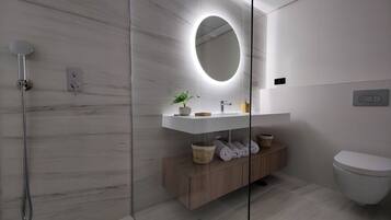 Sea Front Luxury Penthouse | Badeværelse | Hårtørrer, håndklæder, Shampoo, Toiletpapir