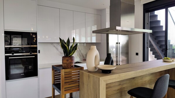 Sea Front Luxury Penthouse | Dapur pribadi | Lemari es besar, microwave, kompor, dan mesin pencuci piring