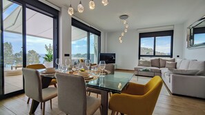 Sea Front Luxury Penthouse | Area keluarga