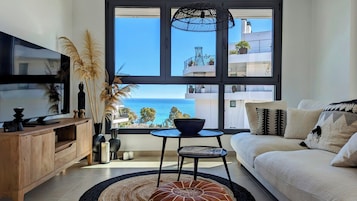 Design & Spa Apartment | Zona de estar | Smart TV de 40 pulgadas con canales digitales
