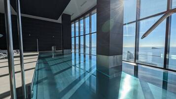 Een binnenzwembad en een seizoensgebonden buitenzwembad