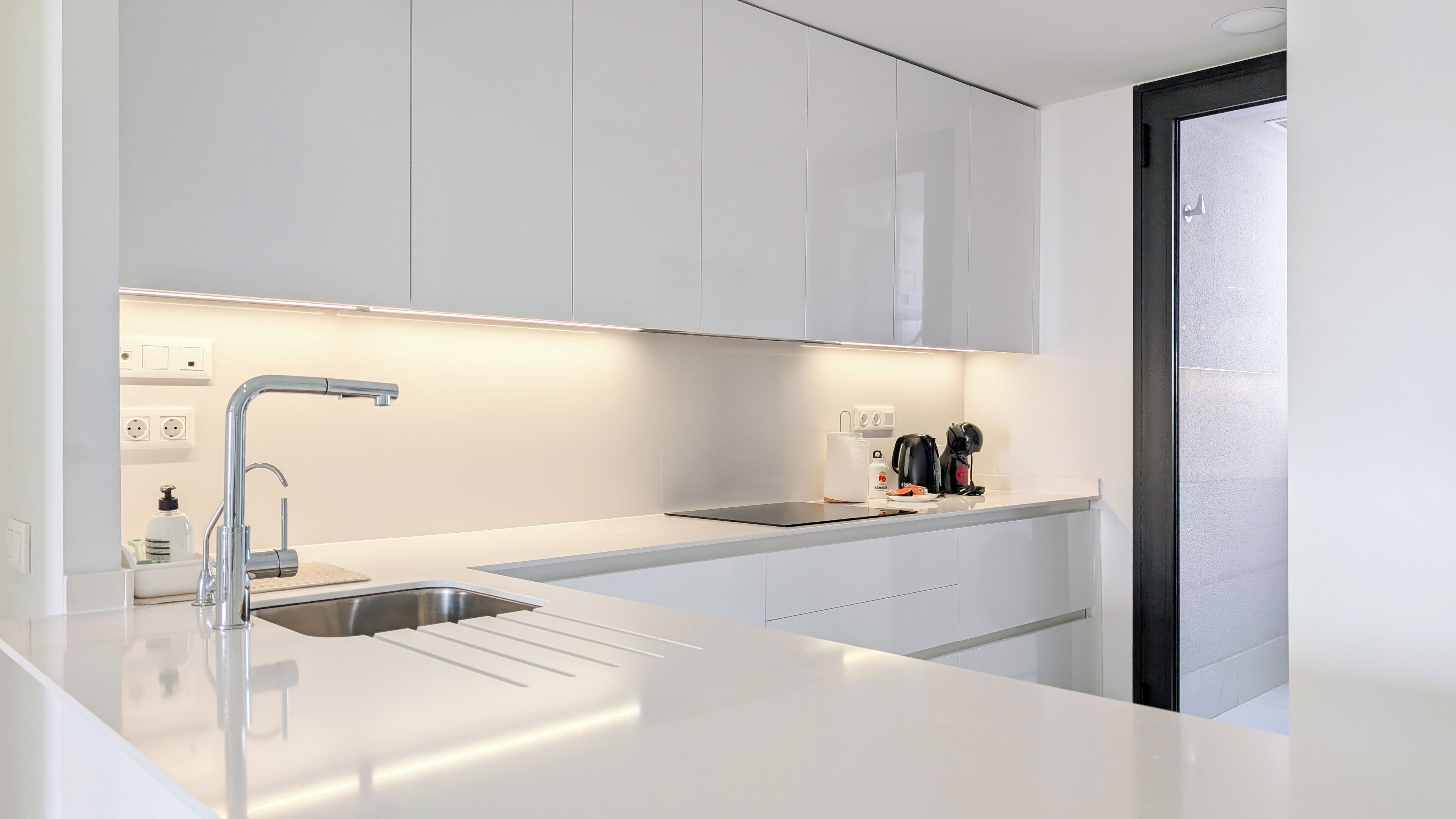 Sunny Apartment | 私人廚房 | 大型雪櫃/冰箱、微波爐、焗爐、爐具