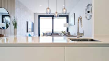 Apartament familiar, 2 dormitoris, vistes al mar, torre | Cuina privada | Cafetera i tetera, frigorífic gran, microones i forn