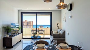 Sea & Sky Apartment | Wohnbereich | 40-Zoll-Smart-TV mit Kabelempfang