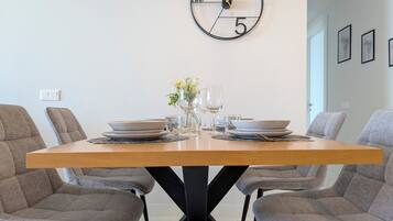 Appartement | Woonruimte | Een 40-inch smart-tv met kabelzenders