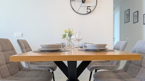 Sweet Apartment | Zona de estar | Smart TV de 40 pulgadas con canales por cable