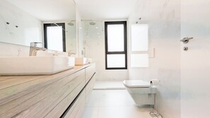 Romantic Apartment | Bathroom | Shower, hair dryer, towels, soap - Benidorm Beach Apartments (Benidorm)