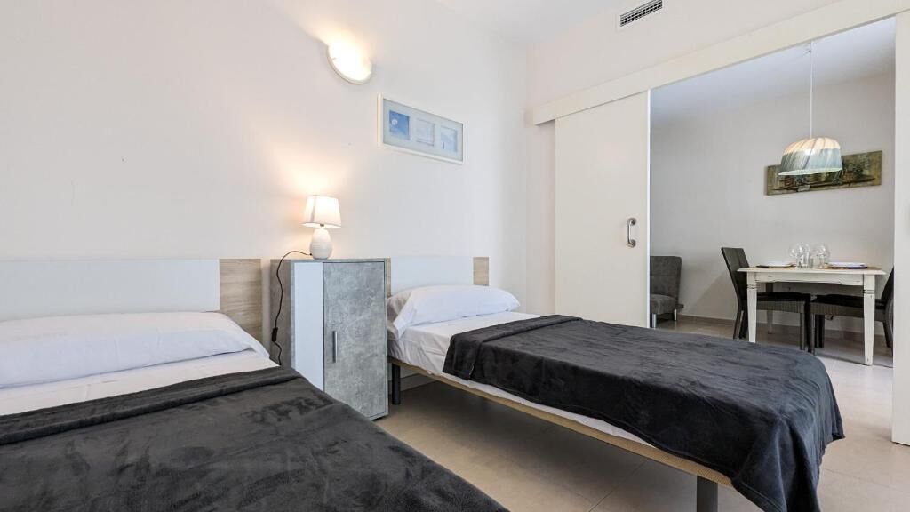 Beach Two-Bedroom Apartment | Lits bébé (gratuits), Wi-Fi gratuit, draps fournis