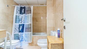 Sea View Apartment | Bad | Hårføner, håndklær, sjampo og toalettpapir
