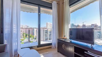 Sea View Apartment | Woonruimte | Een flatscreentelevisie