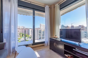 Sea View Apartment | Oppholdsområde | Flatskjerm-TV