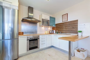 Sea View Apartment | Eget kjøkken | Kjøleskap, mikrobølgeovn, ovn og kokeplater