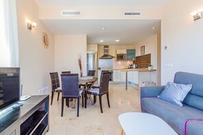 Sea View Apartment | 거실 공간 | 평면 TV