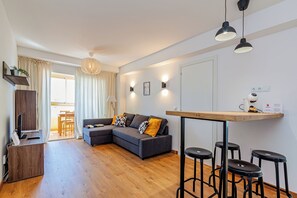 Levante Beach Apartment | Área de estar | TV de tela plana 40 polegadas com canais digitais