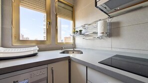 Lovely Apartment | Cuisine privée | Grand réfrigérateur, micro-ondes, four, plaque de cuisson