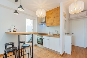 Levante Beach Apartment | Cuisine privée | Grand réfrigérateur, micro-ondes, four, plaque de cuisson