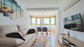 Sea View Apartments | Area soggiorno | TV a schermo piatto 40 pollici con canali digitali