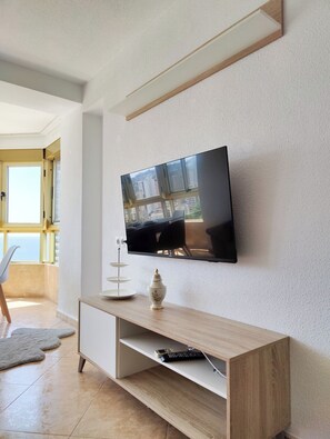 Sea View Apartments | Coin séjour | Télévision à écran plat de 40 pouces avec chaînes numériques