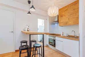 Levante Beach Apartment | Cuisine privée | Grand réfrigérateur, micro-ondes, four, plaque de cuisson