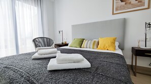 Cortinas blackout, tabla de planchar con plancha y cuna de viaje 