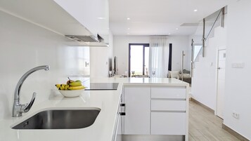 Sweet Home | Cocina privada | Frigorífico grande, microondas, horno y placa de cocina