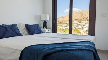 Cortinas opacas, tabla de planchar con plancha, cuna de viaje