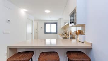 Private Pool Home | Wohnbereich | 30-Zoll-Fernseher mit Kabelempfang