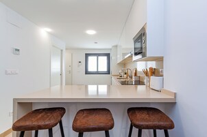 Private Pool Home | Zona de estar | Televisión de 30 pulgadas con canales por cable