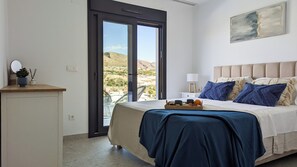 Pool & Mountains House | Rideaux occultants, fer et planche à repasser, lit parapluie