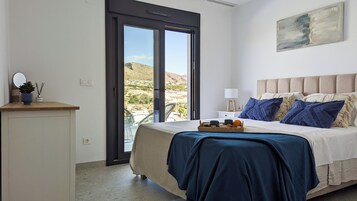 Pool & Mountains House | Cortinas opacas, tabla de planchar con plancha, cuna de viaje