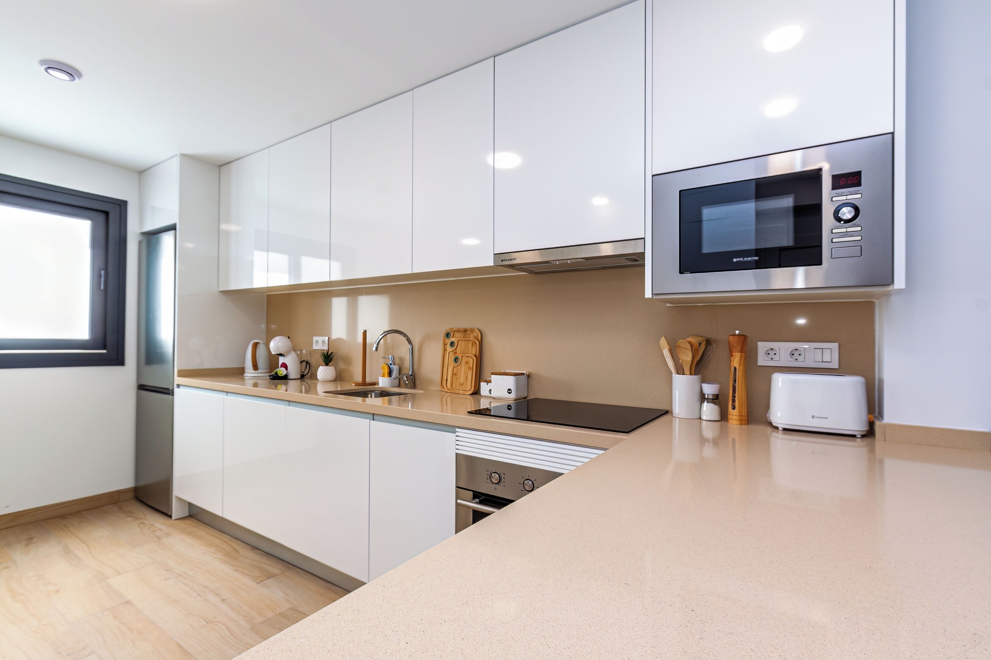 Private Pool Home | Eget kjøkken | Kjøleskap, mikrobølgeovn, kokeplater og oppvaskmaskin