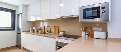 Private Pool Home | Eget kjøkken | Kjøleskap, mikrobølgeovn, kokeplater og oppvaskmaskin